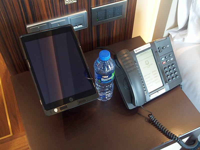 ベッドサイドのiPadは取り外し可能だが使えるのはGarden Penthouseの中だけ