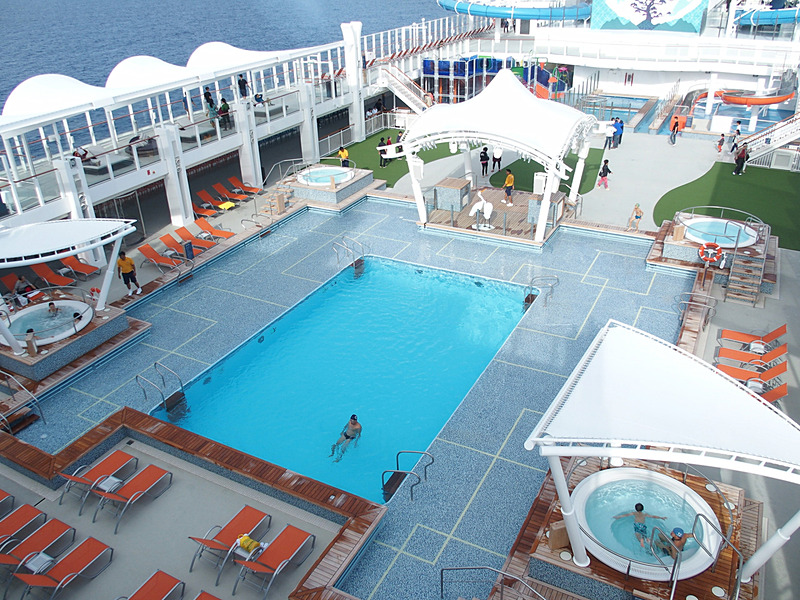 ワールド ドリームの第16デッキに設けたメインプールと、そのまわりを取り囲む第17デッキのサンデッキ