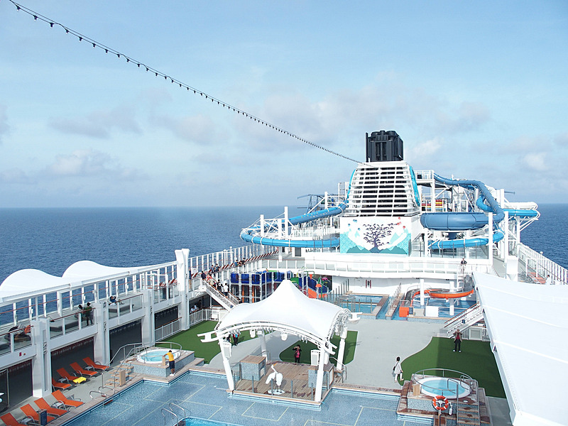 メインプールの後方にあるキッズウォーターパークとファンネルを取り囲むように配置したウォータースライダー