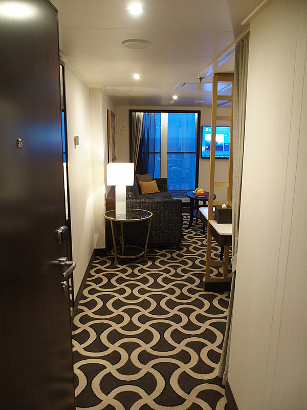 ワールド ドリームのPalace Suiteを玄関から見る。ドアを開けたこの光景はいくつになってもドキドキする