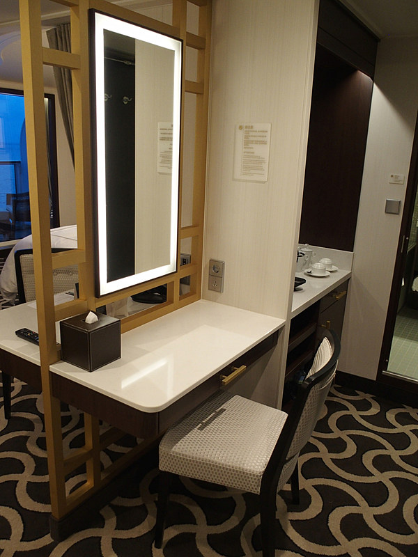 入ってすぐ右に鏡台とミニバー、クローゼット、バスルームにつながるエリアになる。ここはカーテンで仕切ることができる