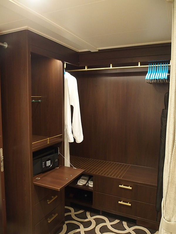 入ってすぐ右に鏡台とミニバー、クローゼット、バスルームにつながるエリアになる。ここはカーテンで仕切ることができる