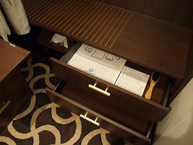 クローゼットには2段の引き出しを備え、ラインドリーバックとブラシを用意