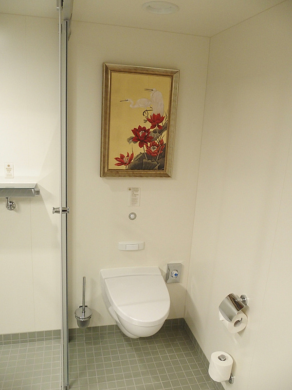 トイレにシャワーエリア、そして、浴槽