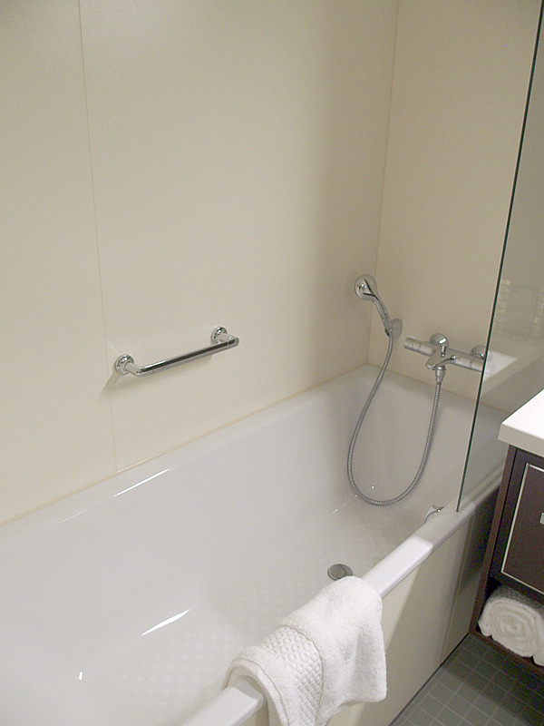 トイレにシャワーエリア、そして、浴槽