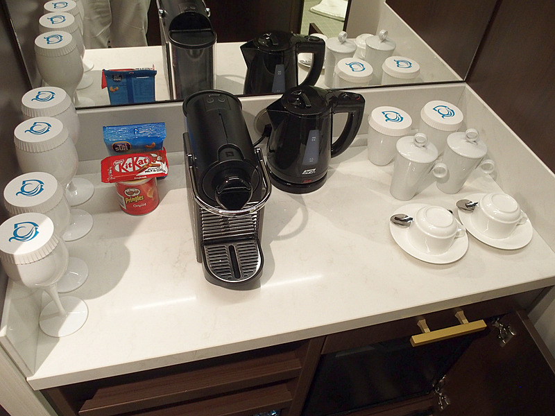 ミニバーには“脚が高い”グラスやエスプレッソマシン、マシン用のカプセルも備える