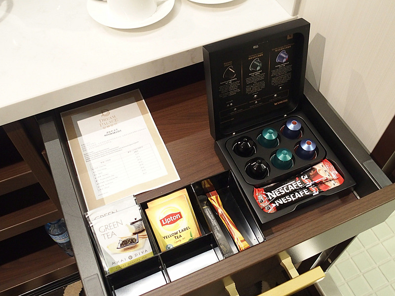 ミニバーには“脚が高い”グラスやエスプレッソマシン、マシン用のカプセルも備える