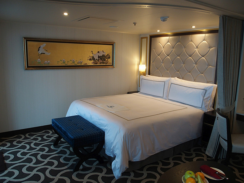 ベッドはクイーンサイズ。カーテンでリビングと仕切ることも可能