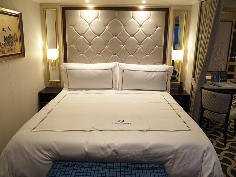 ベッドはクイーンサイズ。カーテンでリビングと仕切ることも可能