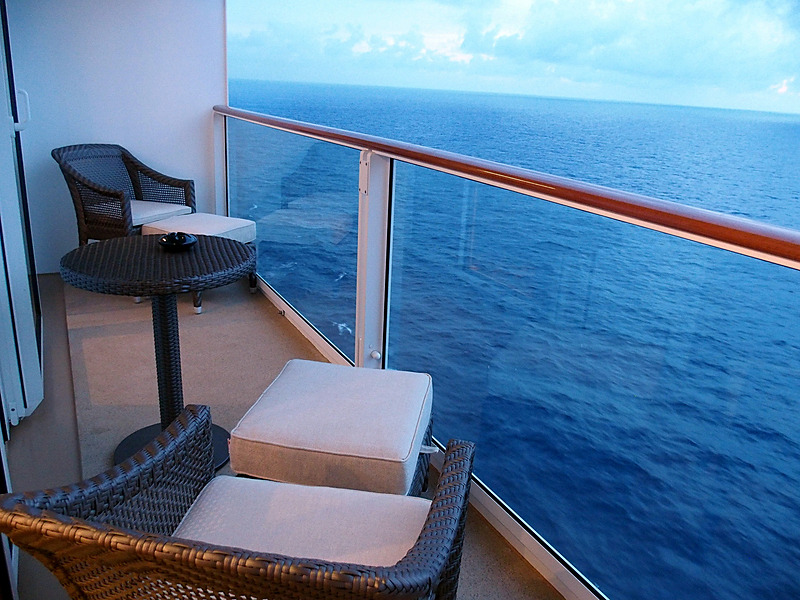 バルコニーチェアは籐製で湿気の多い洋上でも座り心地がよい