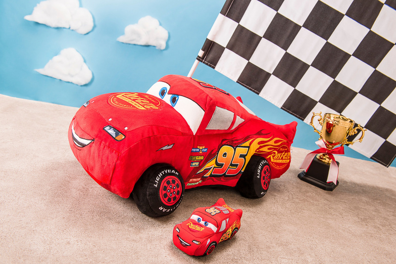 「クッション」（3800円）と「ぬいぐるみバッジ」（1700円）