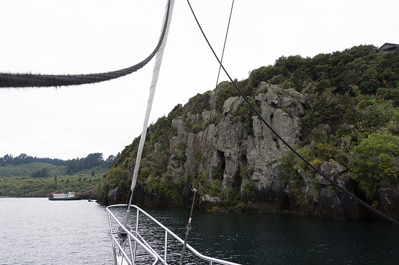 せり出した崖を回り込んで目的地へ。先客がいる場合は順番を待つ