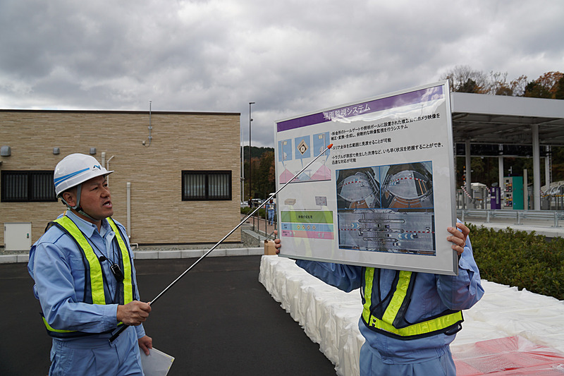 料金所ゲートや照明ポールに設置したカメラの映像を合成して、料金所全体の様子をモニターすることができる