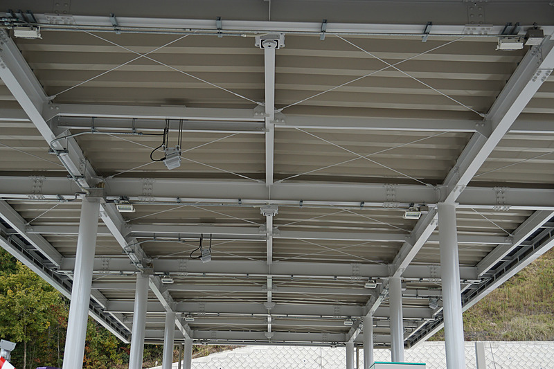 料金所のゲートにカメラが複数設置されている