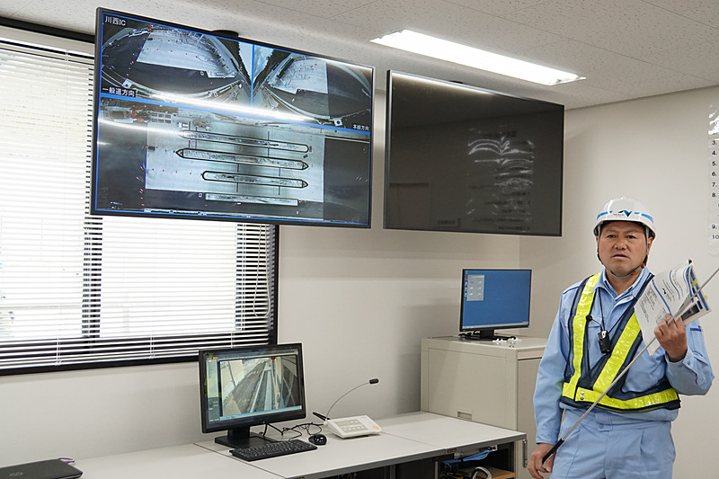 料金所ゲートや照明ポールに設置したカメラの映像を合成して、料金所全体の様子をモニターすることができる