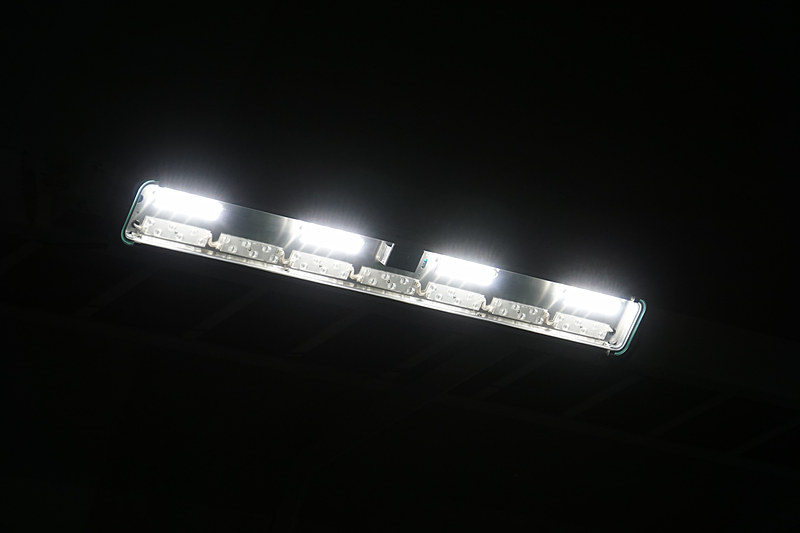 勾配のあるトンネルではグリーンのライトが移動点灯するペースメーカーライトを設置