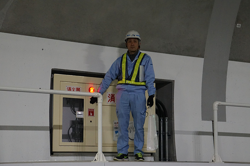 事故や火災などが発生するとトンネル照明が赤色に変わるとともに、走行ロボットカメラが現場に急行して状況を確認する