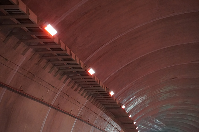 事故や火災などが発生するとトンネル照明が赤色に変わるとともに、走行ロボットカメラが現場に急行して状況を確認する