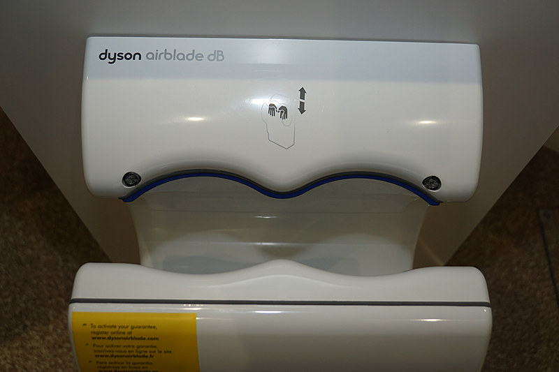 ハンドドライヤーはダイソン製