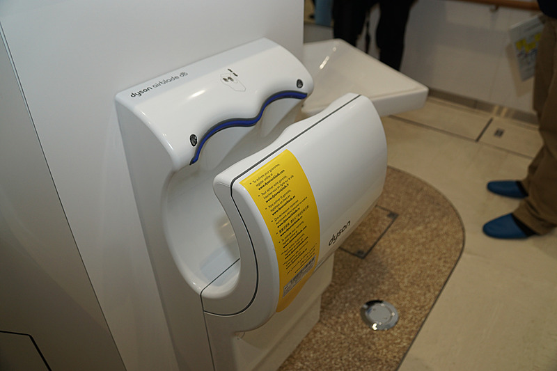 ハンドドライヤーはダイソン製