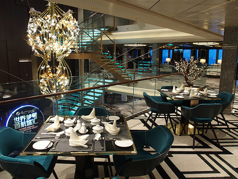 階段吹き抜けのある中央を含む両舷一杯がレストランエリアになる