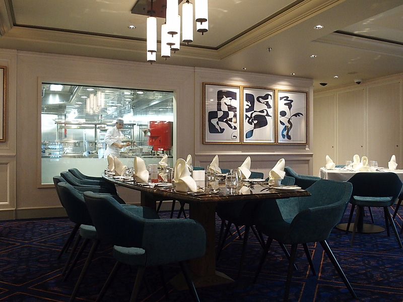 シェフの調理を楽しめるオープンシェフシート