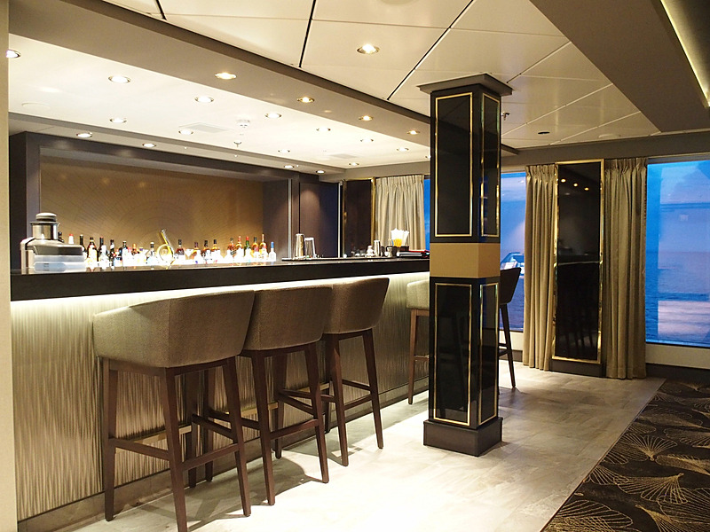 カウンターバーも備える