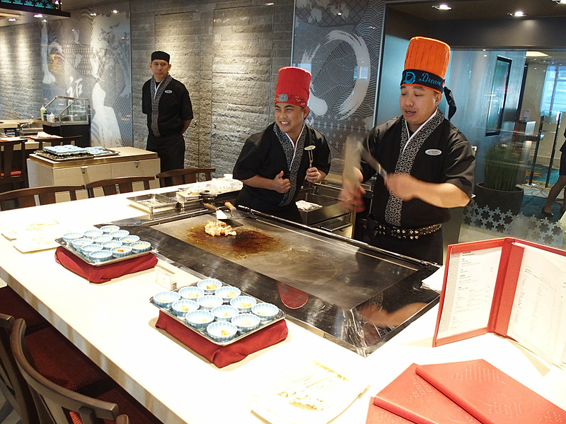 得物を振り回すパフォーマンスを披露する“鉄板焼き”シェフ