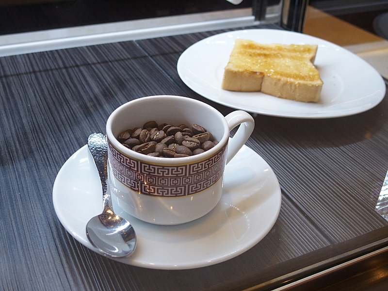 トーストセットはパンのみ、もしくは、卵付きが選べる