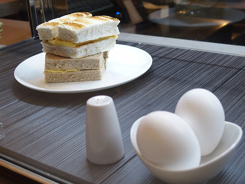 トーストセットはパンのみ、もしくは、卵付きが選べる