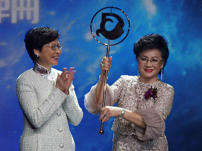 ワールド ドリームの「鍵」を掲げるLim氏と祝福するYuet-ngor氏