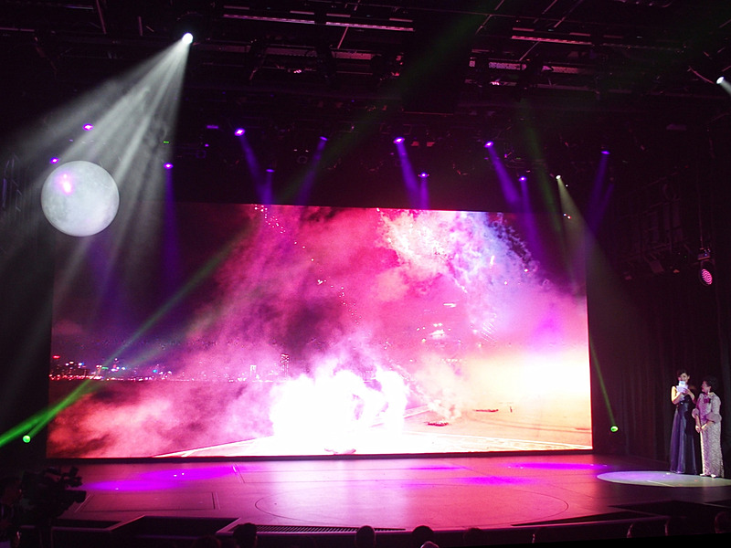 ワールド ドリームは祝賀花火の閃光と煙に覆われた