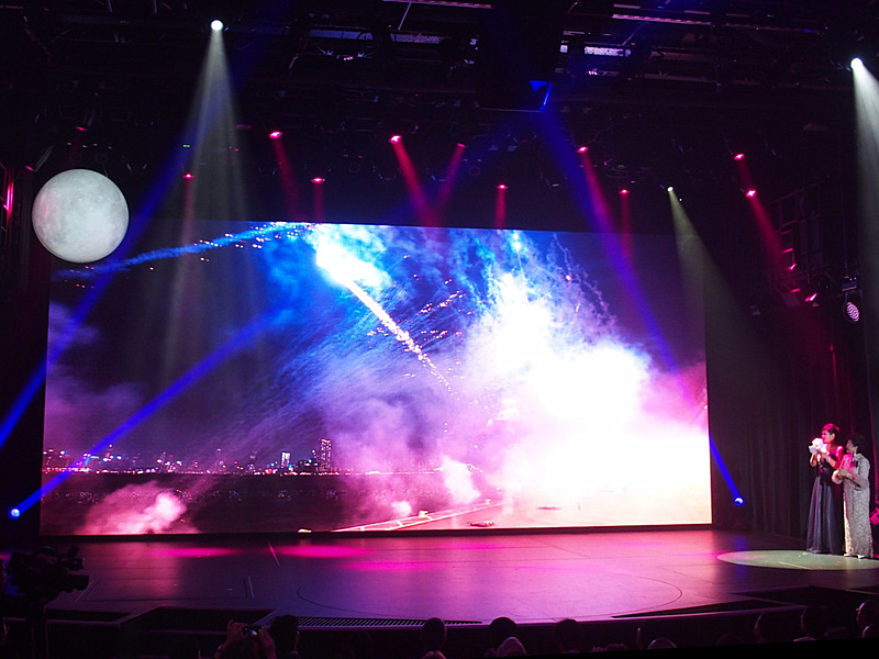 ワールド ドリームは祝賀花火の閃光と煙に覆われた