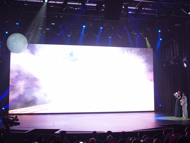 ワールド ドリームは祝賀花火の閃光と煙に覆われた