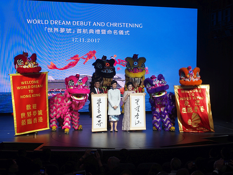 船名を記した掛け軸とThay氏、Yuet-ngor氏、Lim氏が並ぶ