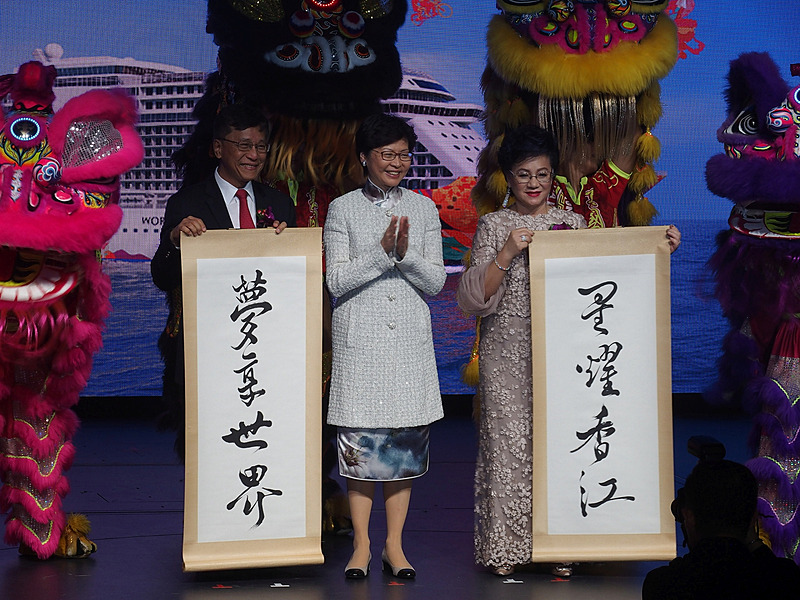 船名を記した掛け軸とThay氏、Yuet-ngor氏、Lim氏が並ぶ