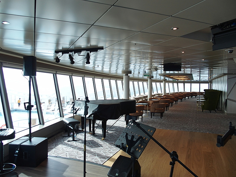 両舷一杯に取った広いスペース