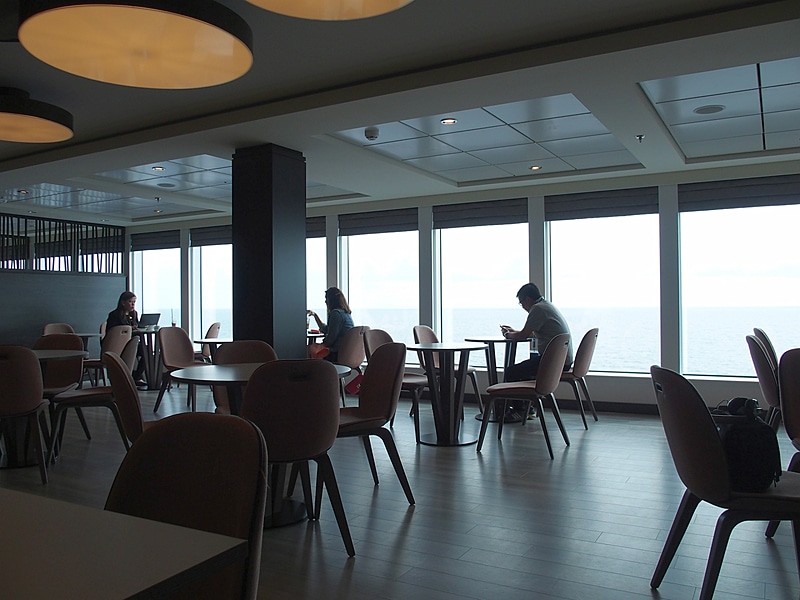 静かな店内は落ち着いて過ごすのに向いている