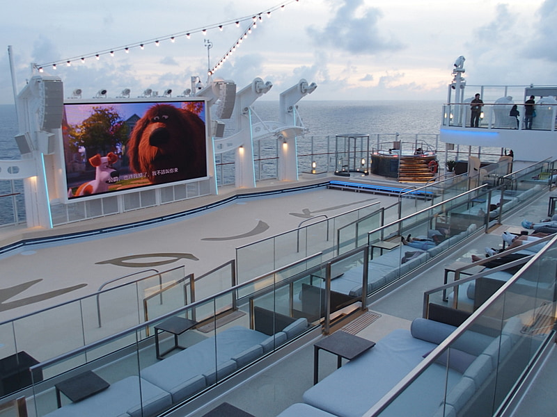 Zouk Beach Clubでは夕方までファミリー向け映画を上映している