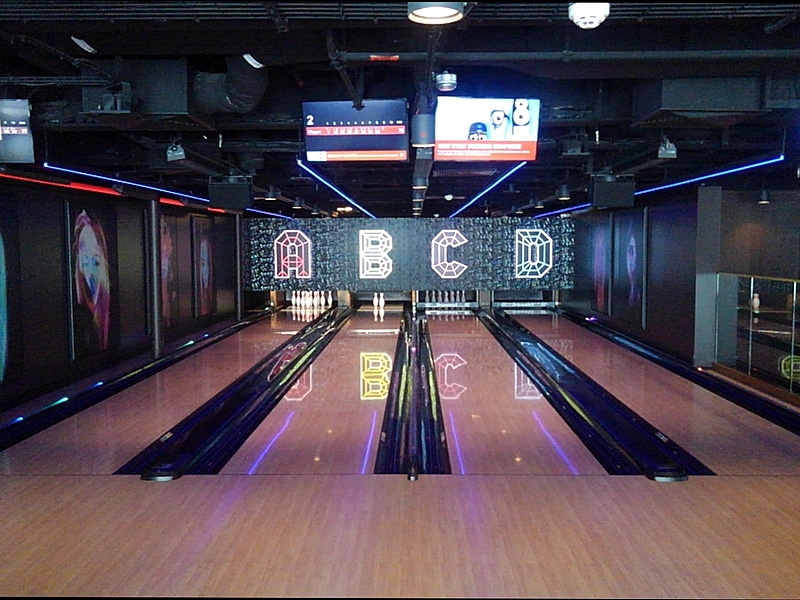 4レーンボーリング場を備える。スコアはもちろん自動記録式