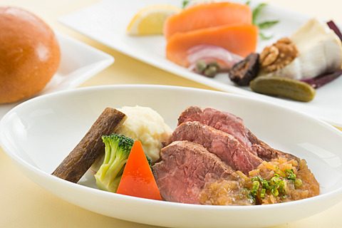 JAL、国内線ファーストクラス10周年記念で10の特別企画。限定機内食や