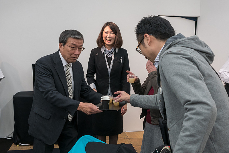希望の雫とタリーズのオリジナルブレンドコーヒーを会場で提供。11月25日には株式会社スターフライヤー 代表取締役 社長執行役員 松石禎己氏も来場した