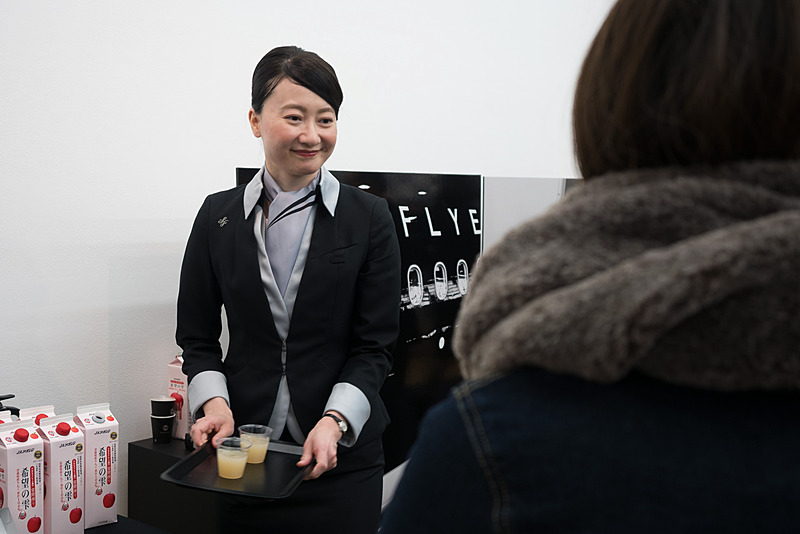 希望の雫とタリーズのオリジナルブレンドコーヒーを会場で提供。11月25日には株式会社スターフライヤー 代表取締役 社長執行役員 松石禎己氏も来場した