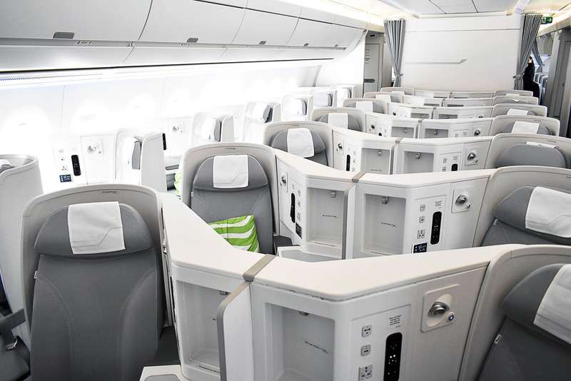 1-2-1の配列のビジネスクラス。どの席も通路に面したレイアウト