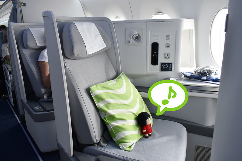 私は左の窓側。シートが真っ直ぐ前ではなく少し窓の方を向いています