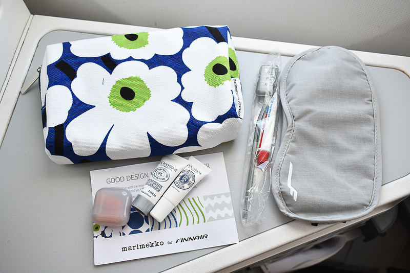 ポーチの中身は歯ブラシや耳栓、アイマスク、リップなど