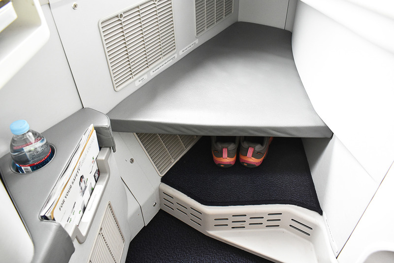 ここに足を投げ出せます。下は靴や荷物などの置き場