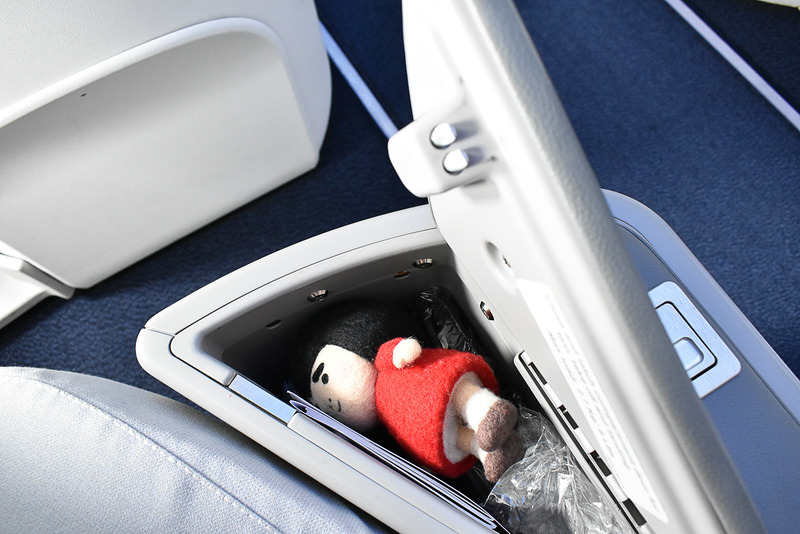 離陸の際はテーブルには何も置けないので横の収納ボックスに放り込まれたの図