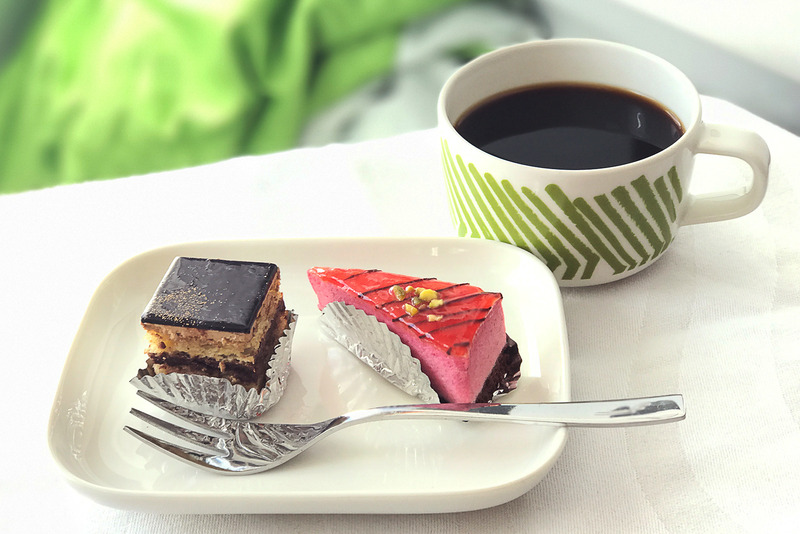 デザートはプティフール（小さなケーキ）をいただくことに