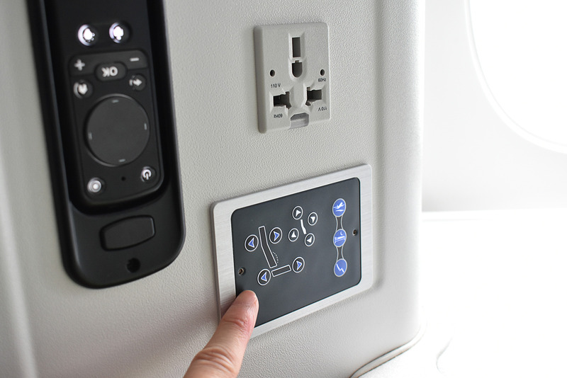 眠くなったのでシートを倒して横になることに。このボタンで操作します